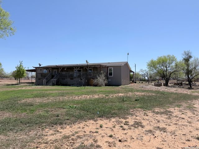 152 County Road 2667, Devine, TX 78016