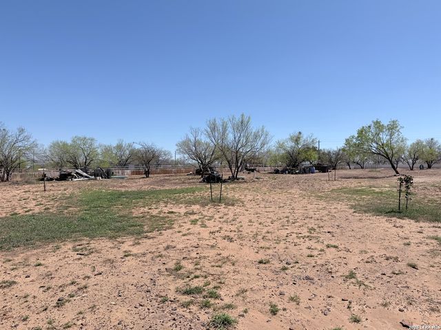 152 County Road 2667, Devine, TX 78016