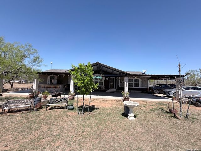 152 County Road 2667, Devine, TX 78016