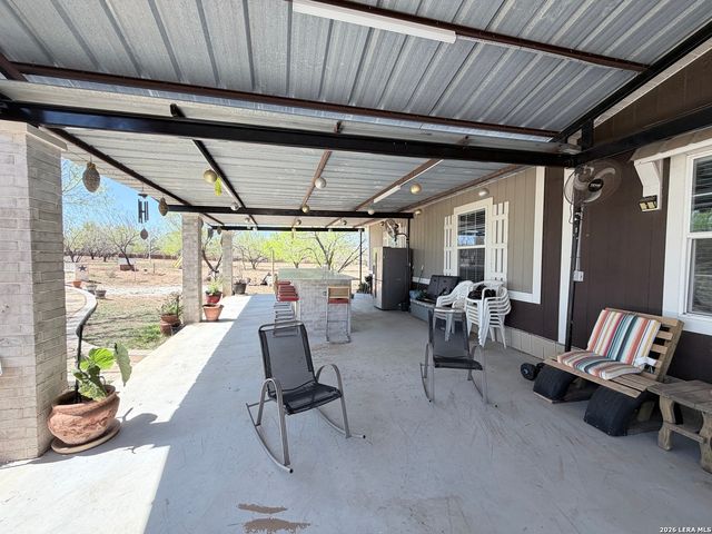 152 County Road 2667, Devine, TX 78016