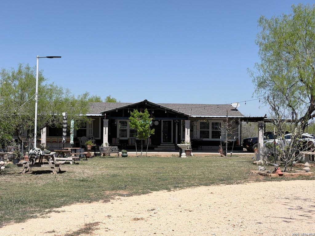 152 County Road 2667, Devine, TX 78016