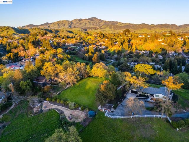 3 Ohlson LN, Danville, CA 94526