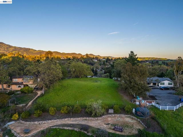 3 Ohlson LN, Danville, CA 94526