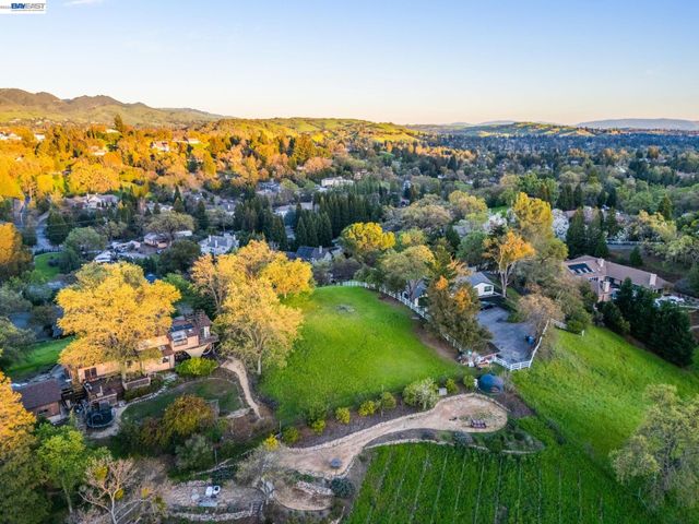 3 Ohlson LN, Danville, CA 94526