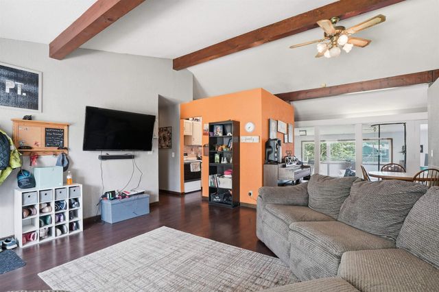 1104 1st St NE, Oelwein, IA 50662