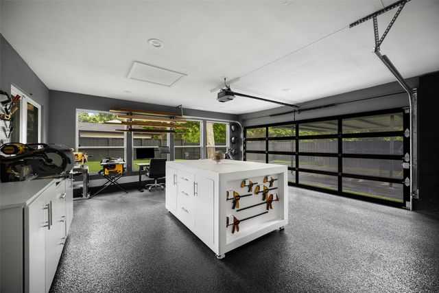 10262 Vinemont Street, Dallas, TX 75218