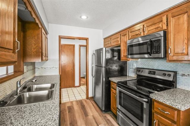 213 SE RIDGEVIEW Drive, Lee's Summit, MO 64063