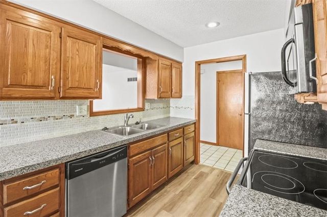 213 SE RIDGEVIEW Drive, Lee's Summit, MO 64063