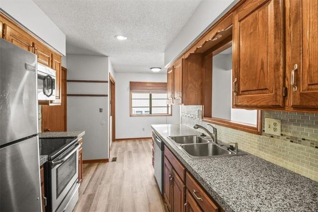 213 SE RIDGEVIEW Drive, Lee's Summit, MO 64063