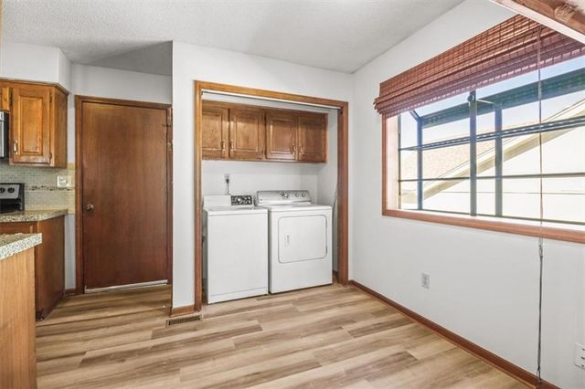 213 SE RIDGEVIEW Drive, Lee's Summit, MO 64063