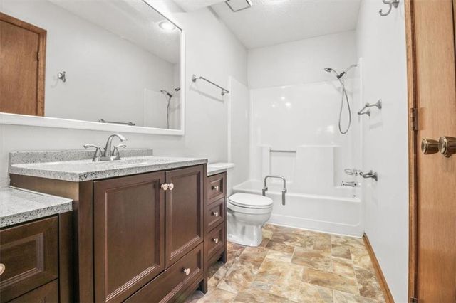 213 SE RIDGEVIEW Drive, Lee's Summit, MO 64063