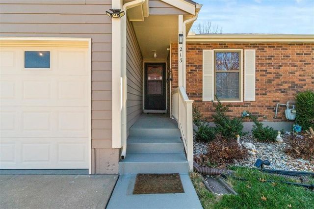 213 SE RIDGEVIEW Drive, Lee's Summit, MO 64063