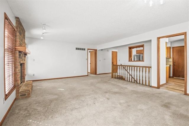 213 SE RIDGEVIEW Drive, Lee's Summit, MO 64063