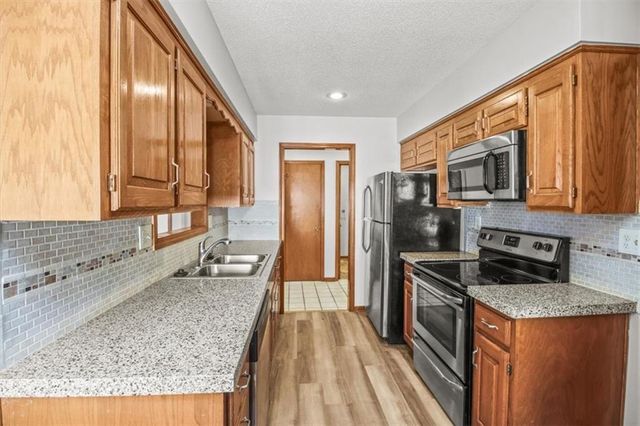 213 SE RIDGEVIEW Drive, Lee's Summit, MO 64063