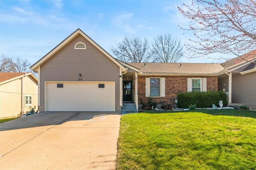 213 SE RIDGEVIEW Drive, Lee's Summit, MO 64063