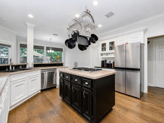 110 Capstone Circle, The Woodlands, TX 77381