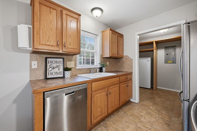 420 N Hillcrest Ave, Haysville, KS 67060