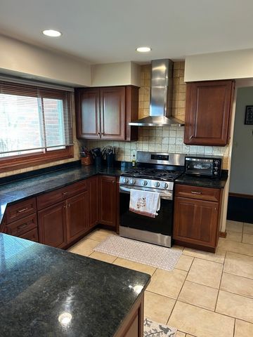 690 Waterford Drive, Des Plaines, IL 60016