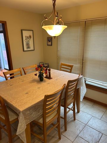 690 Waterford Drive, Des Plaines, IL 60016