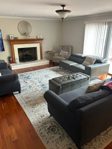 690 Waterford Drive, Des Plaines, IL 60016