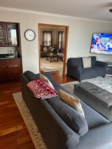 690 Waterford Drive, Des Plaines, IL 60016