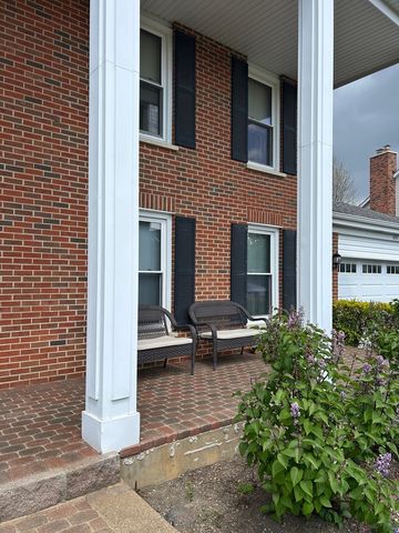 690 Waterford Drive, Des Plaines, IL 60016