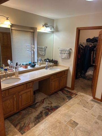 690 Waterford Drive, Des Plaines, IL 60016