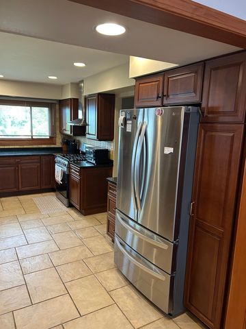 690 Waterford Drive, Des Plaines, IL 60016