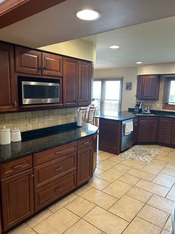 690 Waterford Drive, Des Plaines, IL 60016