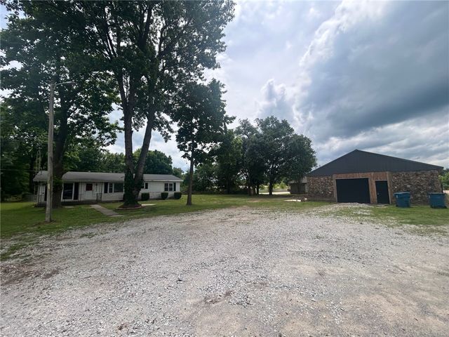 1002 1st Avenue, Gravette, AR 72736