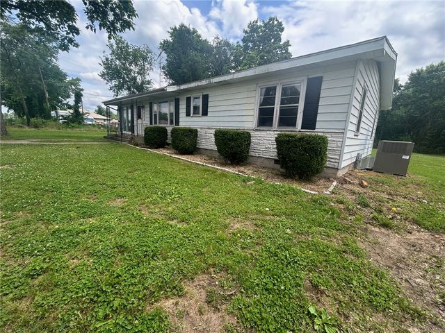 1002 1st Avenue, Gravette, AR 72736