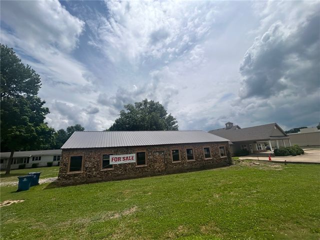1002 1st Avenue, Gravette, AR 72736