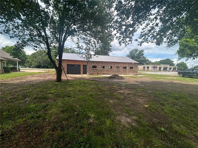 1002 1st Avenue, Gravette, AR 72736