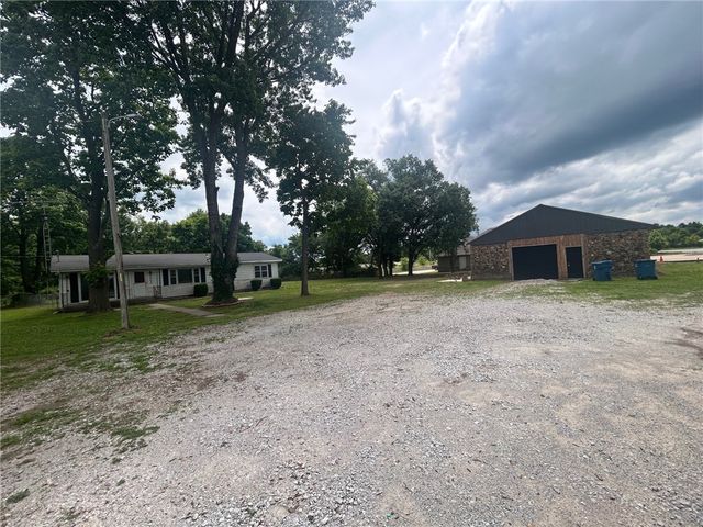 1002 1st Avenue, Gravette, AR 72736