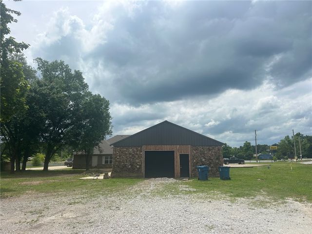 1002 1st Avenue, Gravette, AR 72736