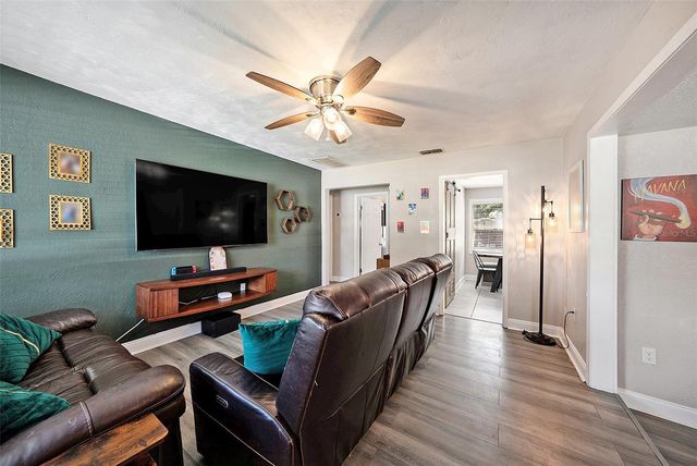 1209 E FLORA STREET, Tampa, FL 33604