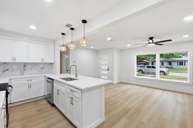 711 Drummond Drive, Arlington, TX 76012