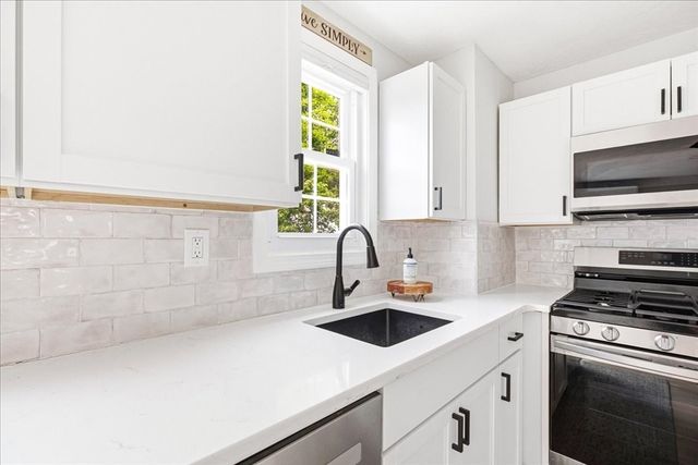 12 Lydon Ln C2, Halifax, MA 02338