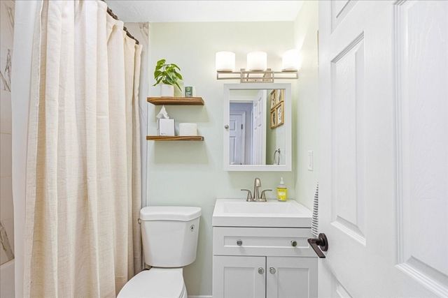 12 Lydon Ln C2, Halifax, MA 02338