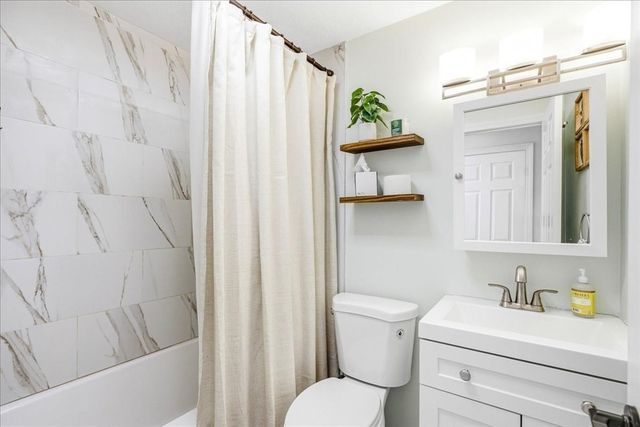 12 Lydon Ln C2, Halifax, MA 02338