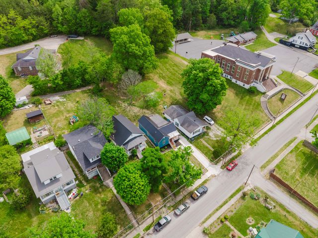 335 Broadway Street, Irvine, KY 40336