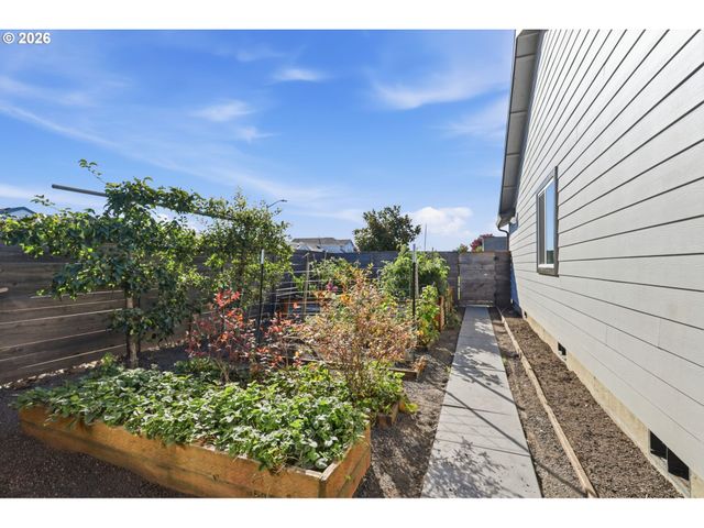 2607 DUKE St, Woodburn, OR 97071