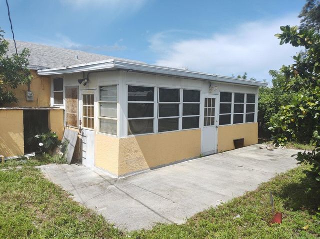 587 W 4th Street, Riviera Beach, FL 33404