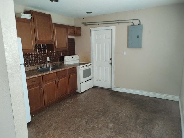 587 W 4th Street, Riviera Beach, FL 33404