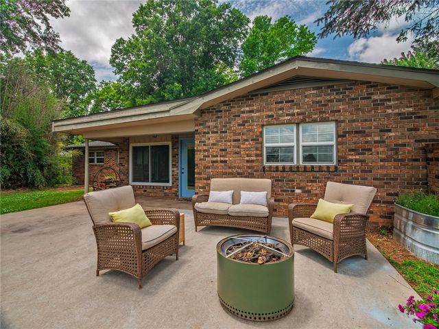 2634 Old Wire Road, Fayetteville, AR 72703
