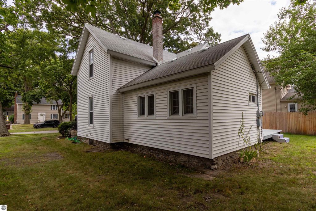 Image 2 of property listing at 406 S Kinney, Mt Pleasant, MI 48858