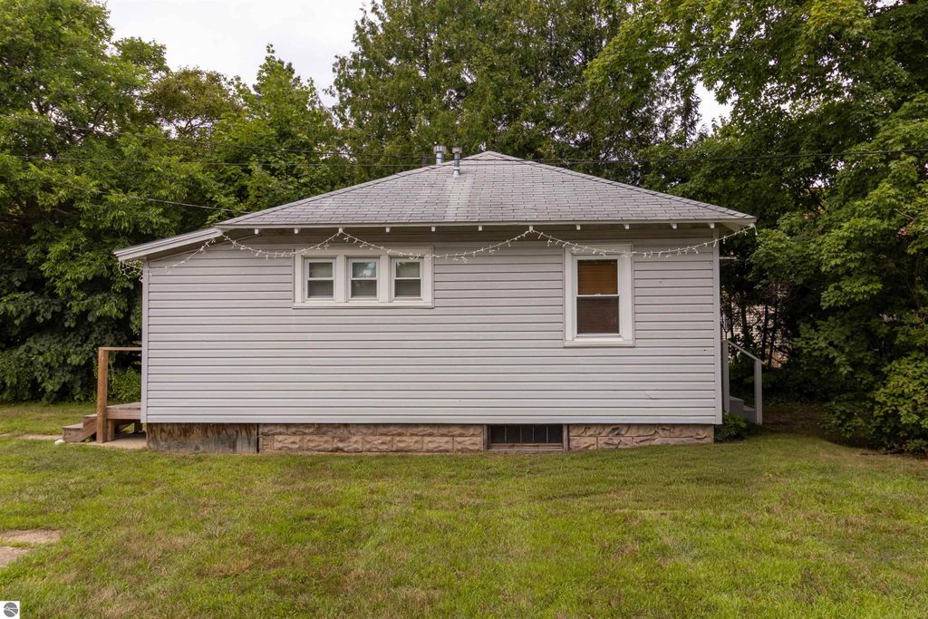 Image 5 of property listing at 406 S Kinney, Mt Pleasant, MI 48858