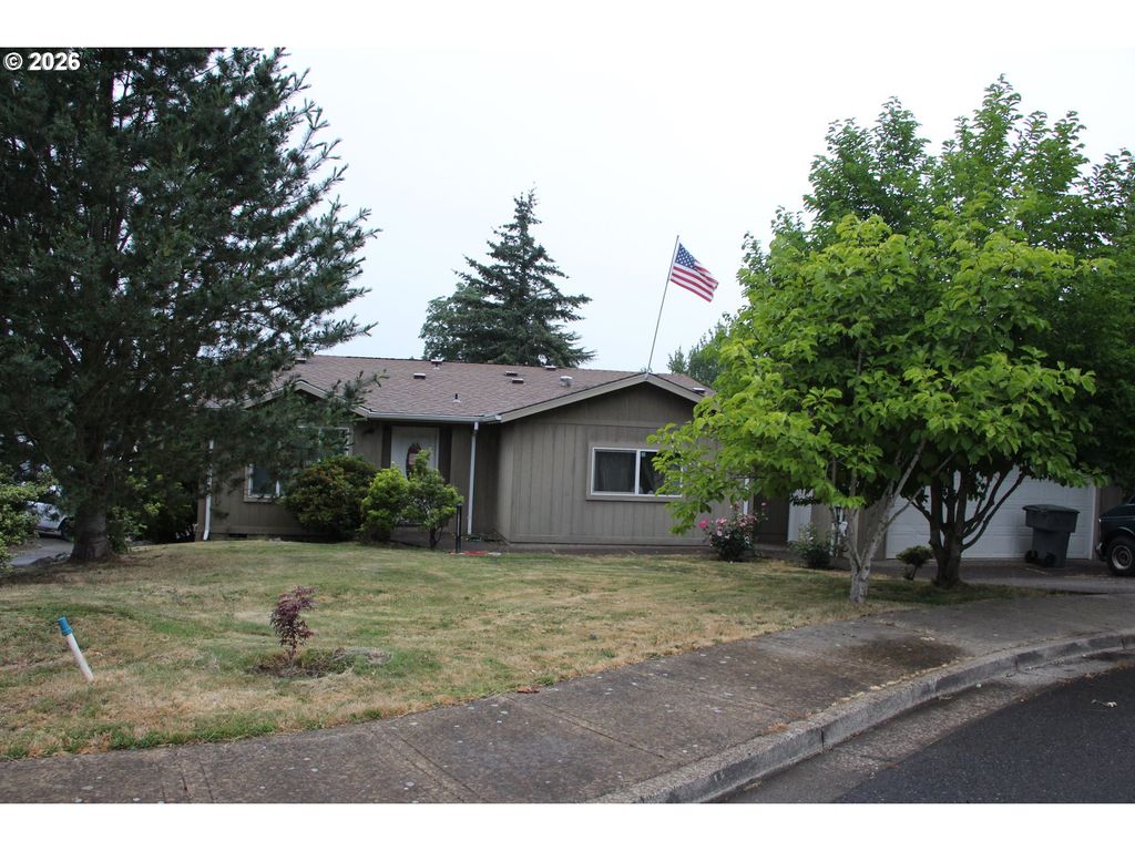 Image 1 of property listing at 952 N ADAMS St, Lafayette, OR 97127
