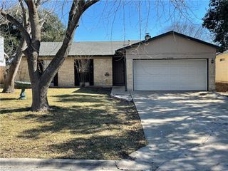 2002 Holly Springs DR, Taylor, TX 76574