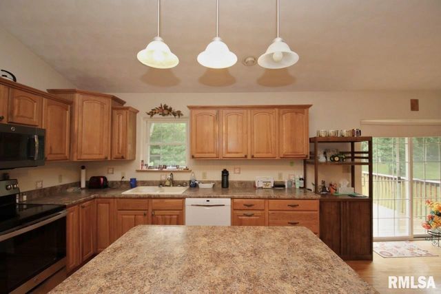 143 ELMRIDGE Circle, East Peoria, IL 61611